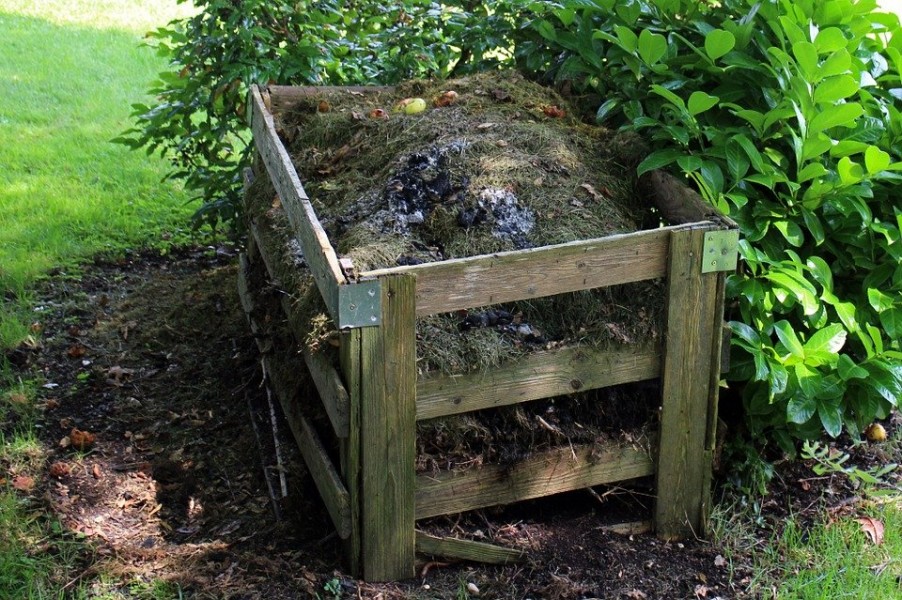 Composteur : 2 tutoriels pour le fabriquer soi-même - Sud Rhône  Environnement