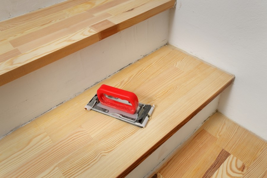Tout savoir pour bien poncer un escalier