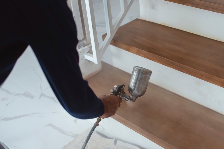 Quelles sont les tendances à suivre pour moderniser un escalier en bois ?