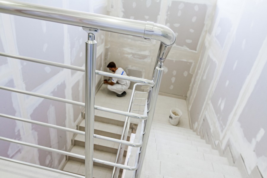 Quels types de finitions sont adaptés pour une peinture d'escalier moderne ?